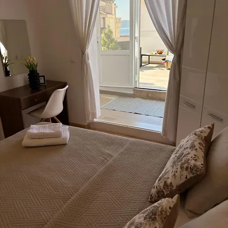 Toma With Sea View And Terrace In Apartment