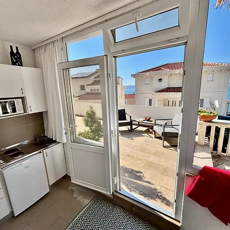 Toma With Sea View And Terrace In Apartment